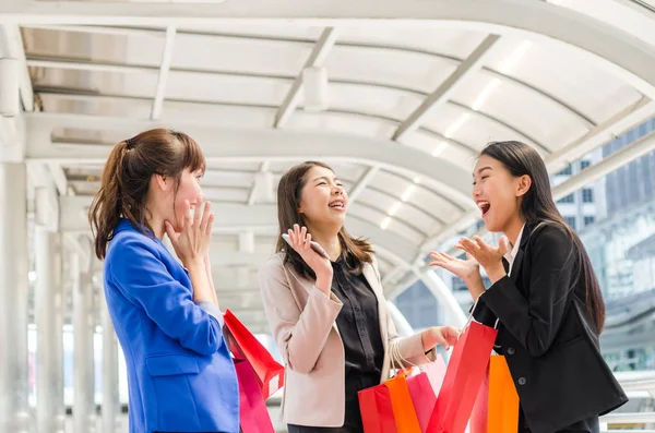 Groep gelukkig winkelen Azië vrouwen met shopping tassen. — Stockfoto