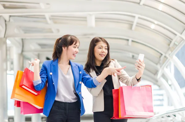 Happy shopping Azië vrouwen met shopping tassen. — Stockfoto