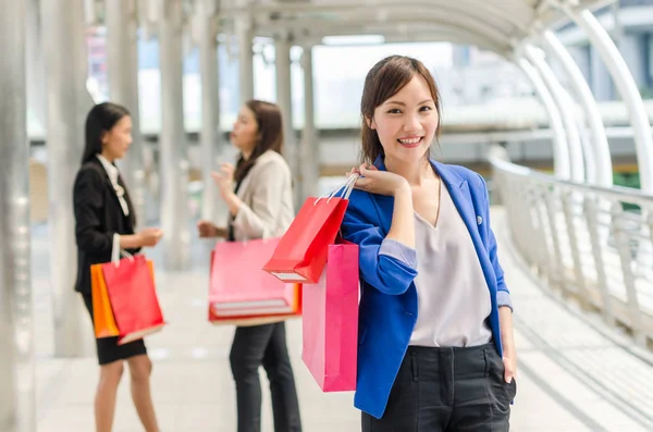 Retrato de belas jovens mulheres da Ásia com sacos de compras . — Fotografia de Stock