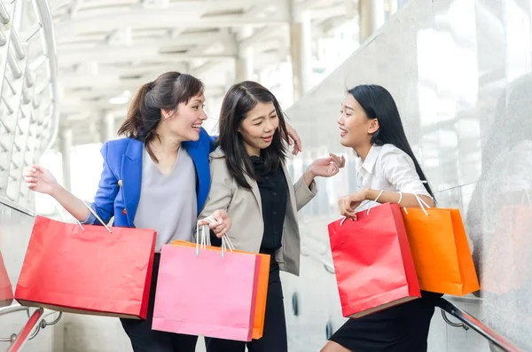 Groep gelukkig winkelen Azië vrouwen met shopping tassen. — Stockfoto