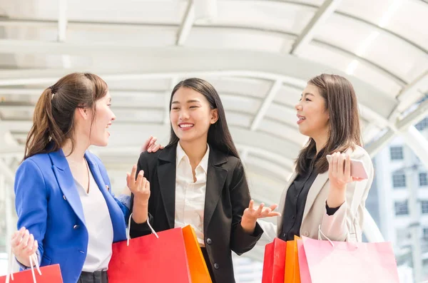 Groep gelukkig winkelen Azië vrouwen met shopping tassen. — Stockfoto