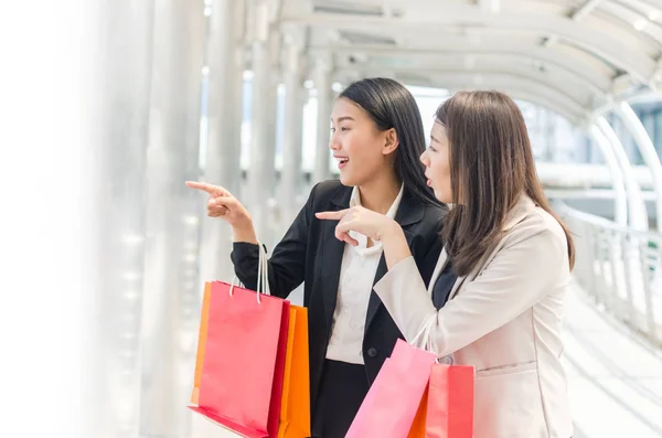 Groep gelukkig winkelen Azië vrouwen met shopping tassen. — Stockfoto