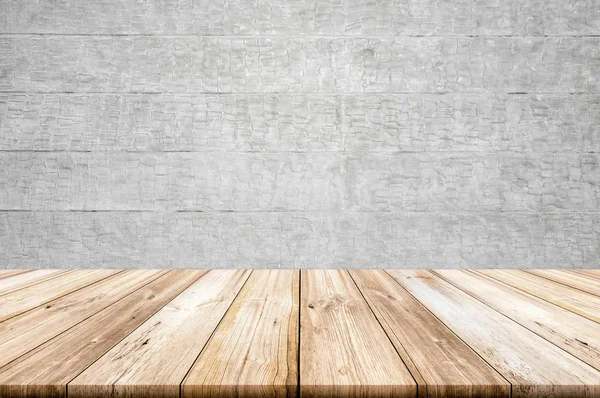 Mesa de madera ligera vacía con fondo de pared de hormigón . — Foto de Stock