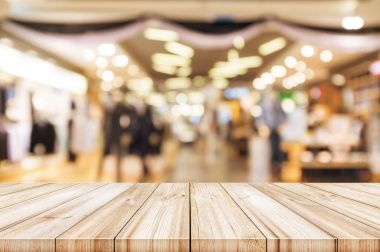 Boş ahşap masa üstü ile bulanık modern alışveriş merkezi backgro
