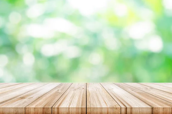 Mesa de madera vacía con fondo natural verde borroso . — Foto de Stock