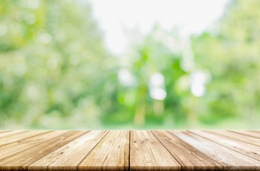 Ahşap masa üstü yeşil doğal arka plan bulanık ile boş. 