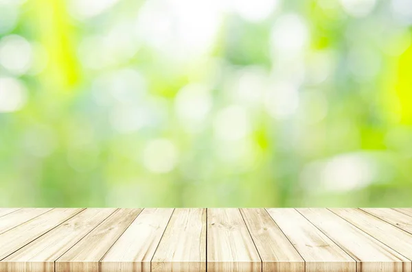 Mesa de madera vacía con fondo natural verde borroso . — Foto de Stock