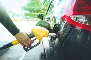 Adamın araba benzin istasyonunda pompa benzin yakıt el. 