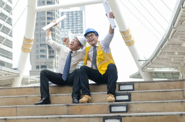 Két ázsiai építészek lépést tartva a kezében boldog pillanat. — Stock Fotó