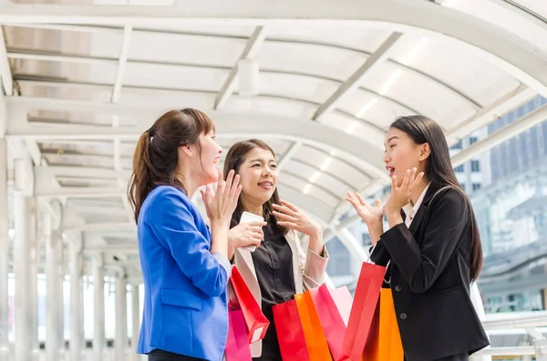 Groep gelukkig winkelen Azië vrouwen met shopping tassen. — Stockfoto