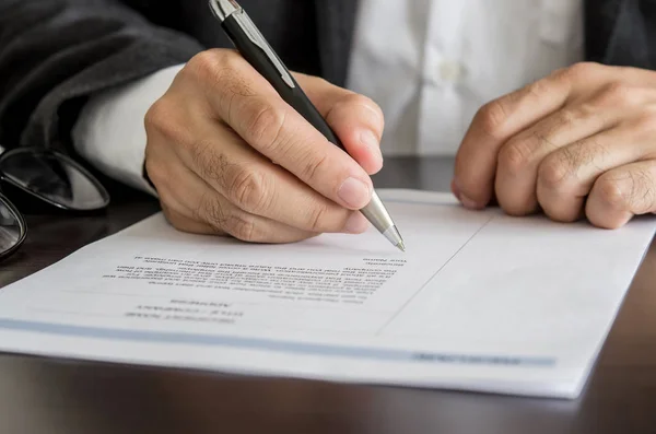 Empresário ou candidato a emprego assinando no formulário de currículo . — Fotografia de Stock