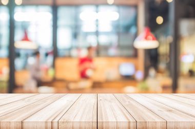 Boş ahşap masa üstü bulanık Restoran iç backgrou ile