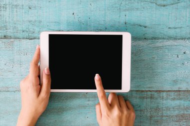 Kadın el ile boş ekran tablet kullanma.