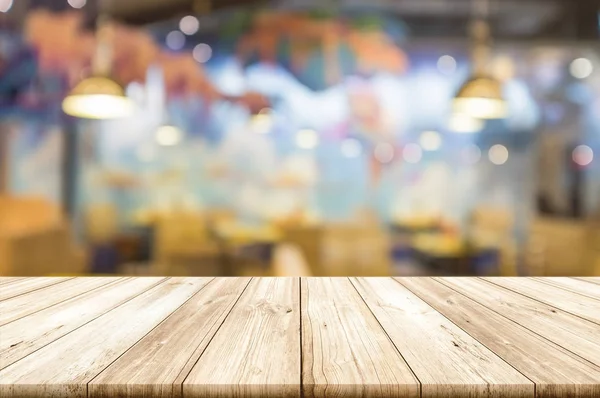 Boş ahşap masa üstü bulanık Restoran iç backgrou ile