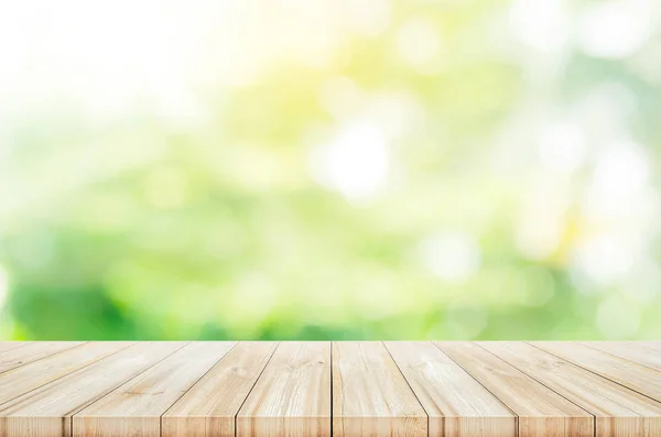 Mesa de madera vacía con fondo de jardín verde borroso . — Foto de Stock