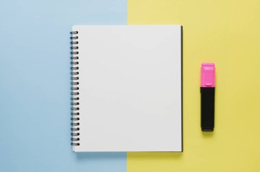 Office çalışma alanı en az kavramı. Boş defter, marker renk p