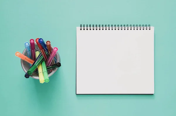 Office workplace minimal concept. Blank notebook and color pen b — Stock Photo, Image
