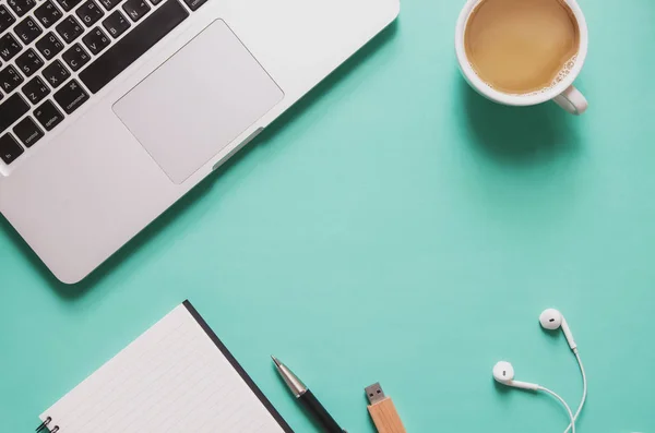 Ofis işyeri kavramı. Bilgisayar laptop dizüstü bilgisayar, fincan ile 