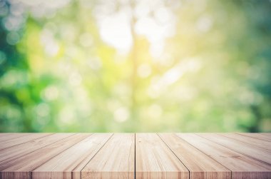 Boş ahşap masa üstü bulanık yeşil doğal soyut backg ile