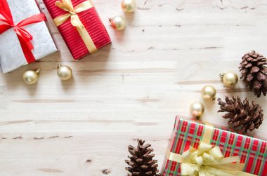 Noel süslemeleri ve hediye kutuları ahşap t arka plan