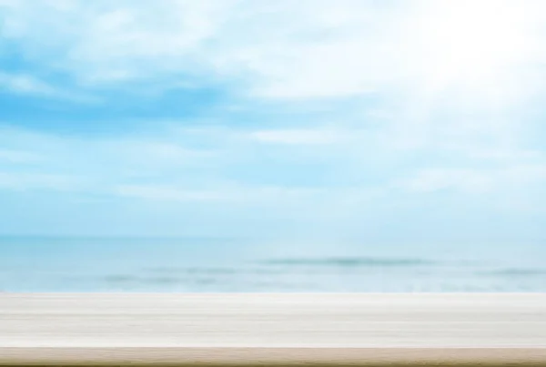 Tomma trä bordsskiva med suddig hav och himmel bakgrund. — Stockfoto