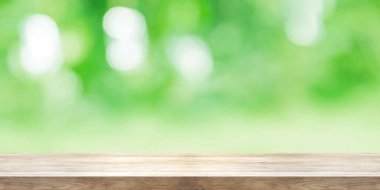 Boş ahşap masa üstü bulanık yeşil doğal soyut backg ile