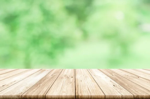 Tampo de mesa de madeira vazio com backg abstrato natural verde borrado — Fotografia de Stock