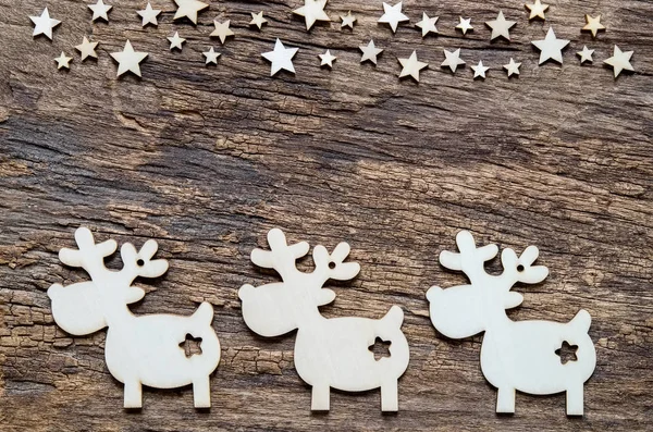 Fondo de vacaciones de Navidad. Reno y estrella en mesa de madera con espacio para copiar . —  Fotos de Stock