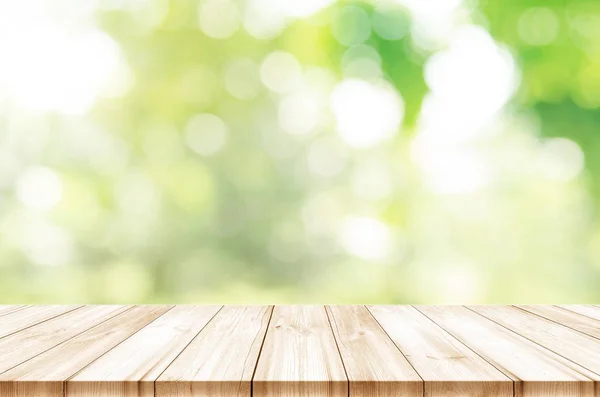 Mesa de madera vacía frente a la luz de la mañana con natur borrosa — Foto de Stock
