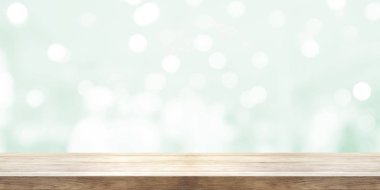 Ahşap masa üstü bulanık ışık yeşil doğal arka plan ile boş.