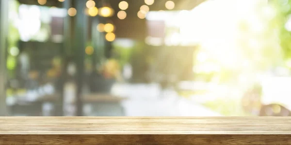 Ahşap masa üstü ile boş bulanıklık kafe ya da Restoran Inter