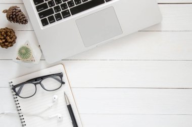 Tatil office çalışma alanı en az kavramı. Bilgisayar dizüstü, cactu