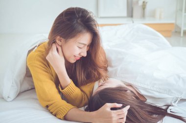 Lezbiyen çift birlikte kavramı. Çift yatan genç kadın 