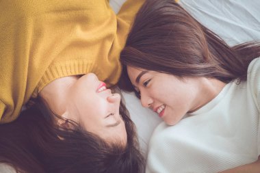 Lezbiyen çift birlikte kavramı. Bir genç çift kadar kapatın 