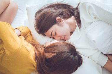 Lezbiyen çift birlikte kavramı. Çift yatan genç kadın 