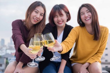 İçme ve eğlenmek üst çatı tezahürat açık Asya arkadaş grubu.