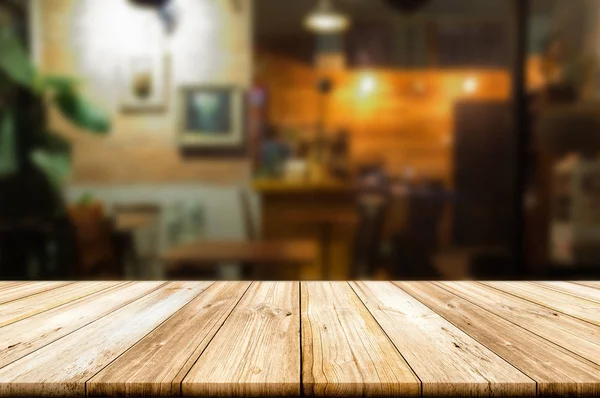 흐림 커피숍이 나 식당 인테리어 배경으로 가기 빈 나무 테이블. — 스톡 사진