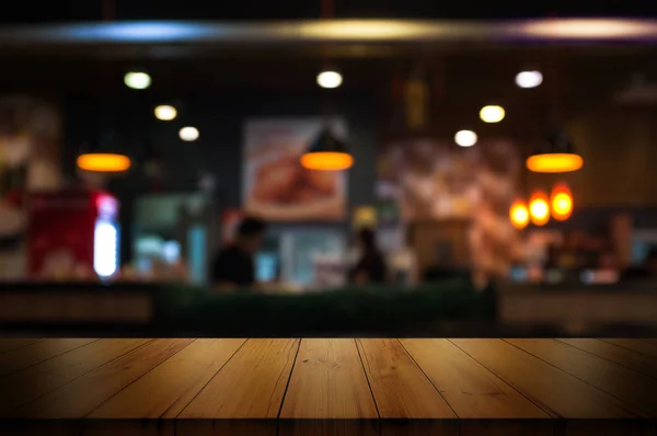 Ahşap masa üstü bulanıklık kafe ya da Restoran iç arka plan ile boş.
