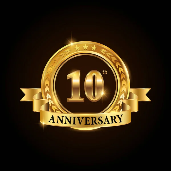 10 års jubileum firande logotyp. Golden anniversary emblem med band. — Stock vektor