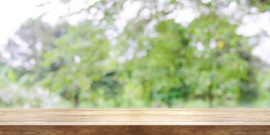Ahşap masa üstü yeşil bahçe arka plan bulanık ile boş. Pan