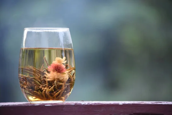 Çiçekli çay.