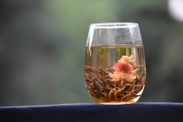 Çiçekli çay.