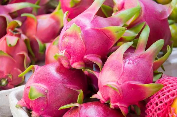 Tayland 'da market tezgahında ejderha meyvesi.