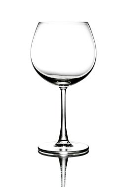 Beyaz arka plan üzerinde izole boş beyaz şarap kadehi