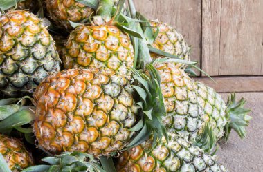 Ananas piyasada yığını