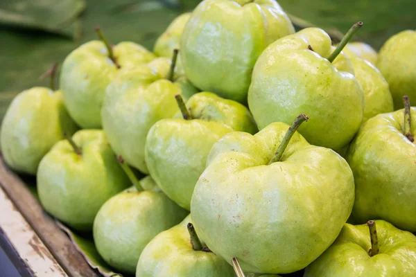 Frische reife Guave auf dem Markt, Thailand — Stockfoto