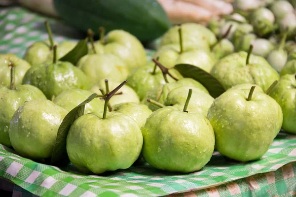Frische reife Guave auf dem Markt, Thailand — Stockfoto