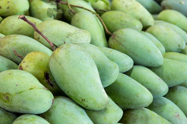 Grüne Mango auf dem frischen Markt — Stockfoto