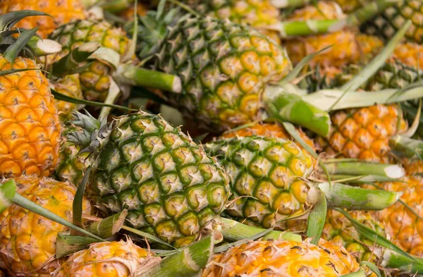 Ananas piyasada yığını