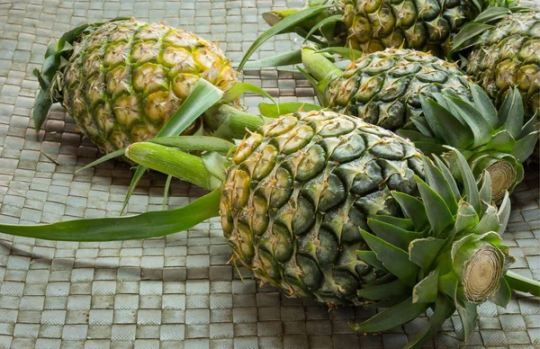 Montón de piñas en el mercado — Foto de Stock